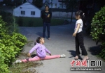 路灯下跳舞的女孩。 王迪 - Sc.Chinanews.Com.Cn