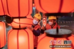电力工人正在开展用电安全巡查。眉山供电供图 - Sc.Chinanews.Com.Cn