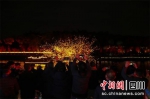 游客拍摄铁花。主办方供图 - Sc.Chinanews.Com.Cn