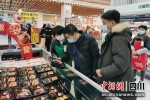 执法人员在大型超市开展执法检查。成都市市场监管局供图 - Sc.Chinanews.Com.Cn