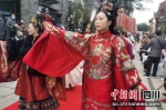 自贡自流井老街上演迎春汉服秀 - Sc.Chinanews.Com.Cn