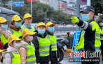 自贡荣县交警：新春话安全 送祝福 - Sc.Chinanews.Com.Cn