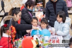 几名儿童在学习制做传统花灯。 苗志勇 - Sc.Chinanews.Com.Cn