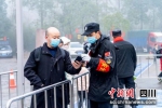 景区工作人员为游客提供安全、热情服务。陈桂君 - Sc.Chinanews.Com.Cn