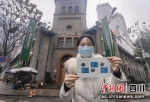 成都市民展示购买的纪念邮票。 邮政四川分公司供图 - Sc.Chinanews.Com.Cn