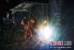 施工人员正在加紧隧道建设。中铁隧道局成昆项目部供图 - Sc.Chinanews.Com.Cn