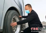 刘彪正在仔细检查车况。衡欢 摄 - Sc.Chinanews.Com.Cn