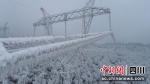 被冰雪覆盖的线路。(何武林摄) - Sc.Chinanews.Com.Cn