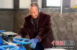 工人在测试装备。徐玥 摄 - Sc.Chinanews.Com.Cn