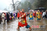 春节假期，剑门关景区上演民俗节目吸引众多游客。 - Sc.Chinanews.Com.Cn