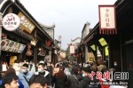 春节期间，冠英街游人如织。杨晓川 摄 - Sc.Chinanews.Com.Cn