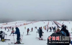 滑雪游玩(石棉融媒 供图) - Sc.Chinanews.Com.Cn