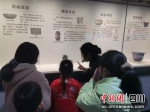 游客参观宋瓷博物馆。屈超英 摄 - Sc.Chinanews.Com.Cn