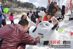 广元曾家山上百人堆雪人  15吨雪堆出高5米巨型“雪墩墩” - Sc.Chinanews.Com.Cn