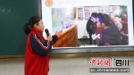 学生讲述寒假实践课体会。廖廷帝摄 - Sc.Chinanews.Com.Cn