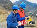 工作中的电力工作者。（谭会中摄） - Sc.Chinanews.Com.Cn