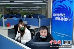 图为话务员在接听电话。成都市网络理政办供图 - Sc.Chinanews.Com.Cn