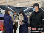 执法人员正在检查。简阳市市场监管局 供图 - Sc.Chinanews.Com.Cn