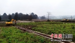 两台挖掘机正在田间作业，准备种植牧草。余静摄 - Sc.Chinanews.Com.Cn