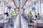 工作人员正在对地铁列车车厢开展消杀作业。成都地铁供图 - Sc.Chinanews.Com.Cn