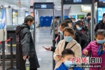工作人员正在核查进站乘客健康码。成都地铁供图 - Sc.Chinanews.Com.Cn