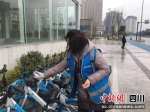 单车运维人员正在对共享单车进行消杀作业。 - Sc.Chinanews.Com.Cn