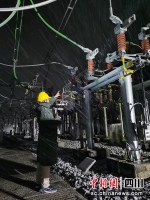 电力员工深夜冒雪开展直流融冰工作。 马丁 摄 - Sc.Chinanews.Com.Cn
