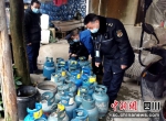 执法人员现场发现大量液化气罐。成都市市场监管局供图 - Sc.Chinanews.Com.Cn