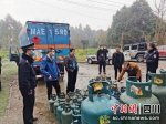 工作人员现场清点液化气罐。成都市市场监管局供图 - Sc.Chinanews.Com.Cn