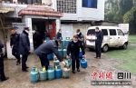 民房内发现大量液化气罐。成都市市场监管局供图 - Sc.Chinanews.Com.Cn