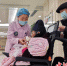 工作人员为老年患者提供贴心服务。马芳 摄 - Sc.Chinanews.Com.Cn