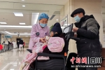 工作人员为老年患者提供贴心服务。马芳 摄 - Sc.Chinanews.Com.Cn
