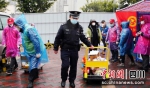 民警在抗疫一线工作。 - Sc.Chinanews.Com.Cn