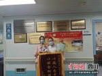 图为患儿与母亲出院。华西医院供图 - Sc.Chinanews.Com.Cn