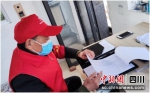 71岁的吴中福正在做志愿者。绵阳高新区供图 - Sc.Chinanews.Com.Cn