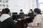 李玉龙正在和青年教师交流工作。 朱国强 摄 - Sc.Chinanews.Com.Cn