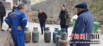 党员干部上门回收闲置液化石油气罐。 程泉文 摄 - Sc.Chinanews.Com.Cn