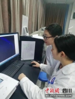 成都医学院学生在工作室研究中。成都医学院供图 - Sc.Chinanews.Com.Cn