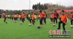 足球社团的学生正在进行训练。西充县委宣传部供图 - Sc.Chinanews.Com.Cn