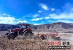 拖拉机正在耕地。代勇摄 - Sc.Chinanews.Com.Cn