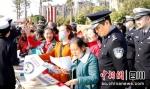 宣传活动现场（自贡交警 供图 - Sc.Chinanews.Com.Cn