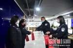给女警们送上节日小礼物。 黄卓 摄 - Sc.Chinanews.Com.Cn
