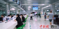 市民在政务服务大厅办理业务。 简阳市融媒体中心 摄 - Sc.Chinanews.Com.Cn