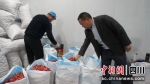 工人正在包装草莓。（德昌县委宣传部供图） - Sc.Chinanews.Com.Cn