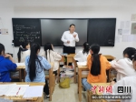 谢晓丹与学生交流。武梦 摄 - Sc.Chinanews.Com.Cn