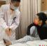 医生询问病情。成都市第五人民医院供图 - Sc.Chinanews.Com.Cn