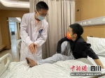 医生询问病情。成都市第五人民医院供图 - Sc.Chinanews.Com.Cn