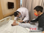 医生检查患者情况。成都市第五人民医院供图 - Sc.Chinanews.Com.Cn