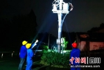 彭山电力抢修人员正在排查输电线路受损情况。李红燕摄 - Sc.Chinanews.Com.Cn