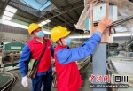 电力志愿者在茶叶加工坊检查用电安全情况。牟雯雯摄 - Sc.Chinanews.Com.Cn